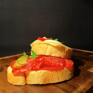 Chlebíček - Chorizo s vlašským šalátom